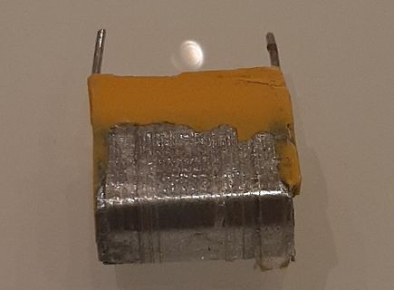 Elektronisches Bauteil mit gelber Vergussmasse