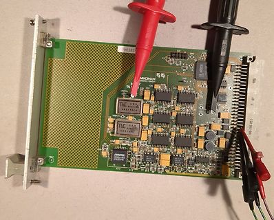 Leiterplatte mit Messspitzen und Micron Chips
