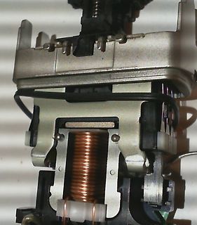 Nahaufnahme einer elektromagnetischen Spule in einem Gehäuse