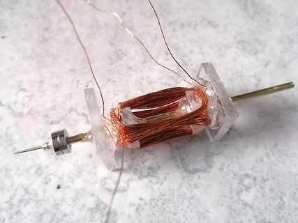 Handgewickelte Spule mit Kupferdraht und Metallkern