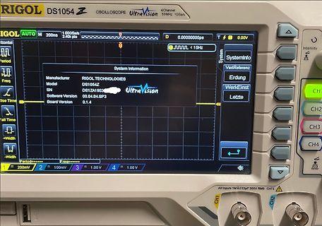 Rigol DS1054Z Oszilloskop Display mit Systeminformationen