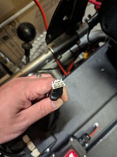 Hand hält elektrischen Stecker