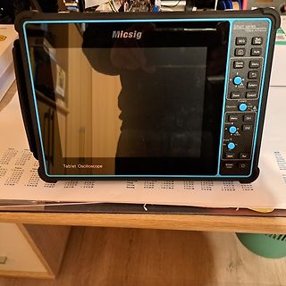 Micsig Tablet Oszilloskop auf einem Tisch