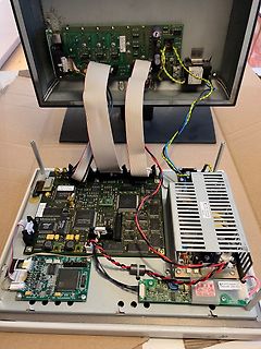 Zerlegtes elektronisches Gerät mit mehreren Leiterplatten und Flachbandkabeln