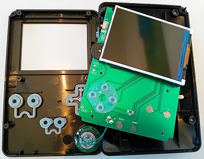Offenes Gehäuse eines Handheld-Geräts mit Leiterplatte und Display