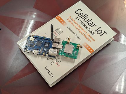 Ein Buch und zwei Mikrocontroller-Platinen
