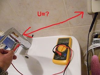 Multimeter misst Spannung an einem Bauteil