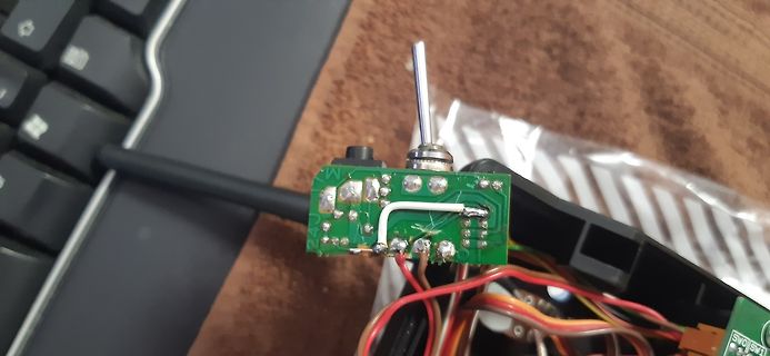 Geöffnete Elektronik mit kleiner Leiterplatte