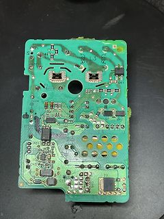 Foto einer grünen Leiterplatte mit elektronischen Bauteilen
