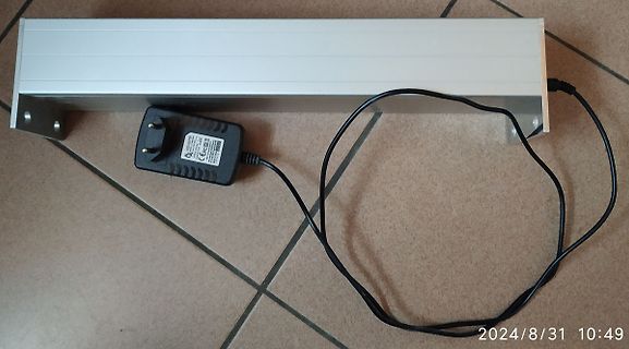 LED-Leiste mit Netzteil auf Fliesenboden