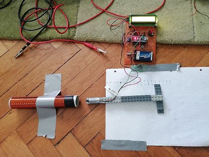 Elektronik-Versuchsaufbau mit Sensor und Display