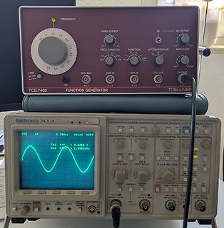 Funktionsgenerator und Tektronix Oszilloskop
