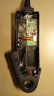 Geöffnetes Gehäuse eines elektronischen Geräts mit Leiterplatte