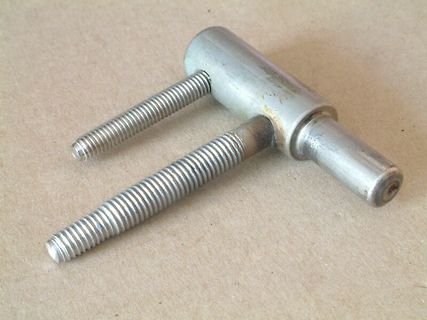 Metallisches T-Stück mit Gewindestangen