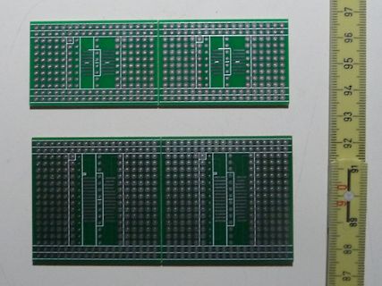 Vier grüne Leiterplatten mit Lötpads
