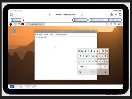 Foto eines Tablets mit Browser und Texteditor