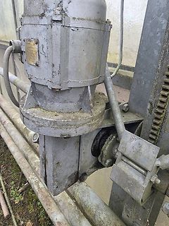 Alter Elektromotor mit Typenschild