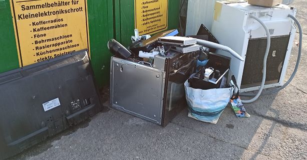 Elektroschrott vor Sammelbehälter