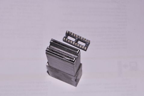 Zwei Steckverbinder aus Metall