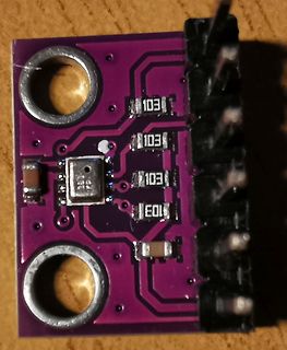 Lila Leiterplatte mit SMD-Bauteilen und Steckleiste