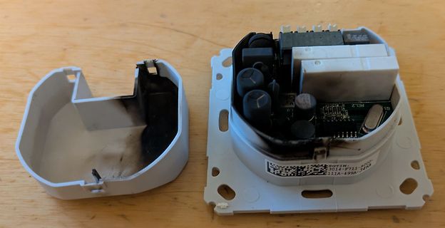 Geöffnetes, verkohltes elektronisches Gerät