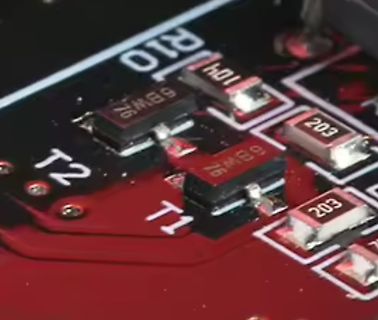 Nahaufnahme einer Leiterplatte mit SMD-Bauteilen