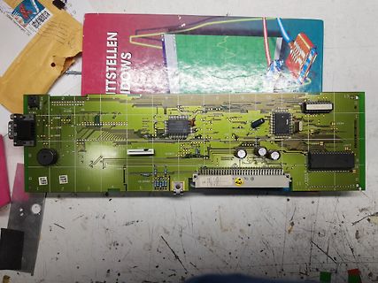 Grüne Leiterplatte mit elektronischen Bauteilen