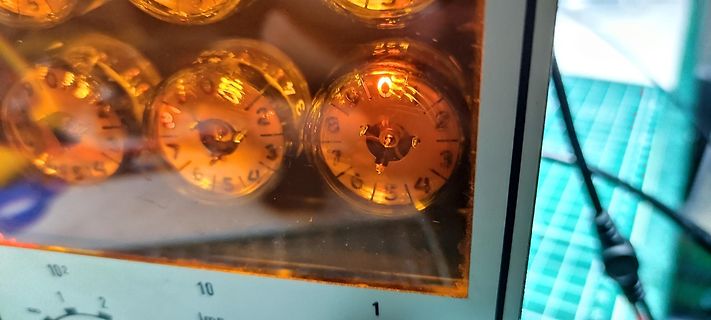 Nahaufnahme von analogen Messskalen