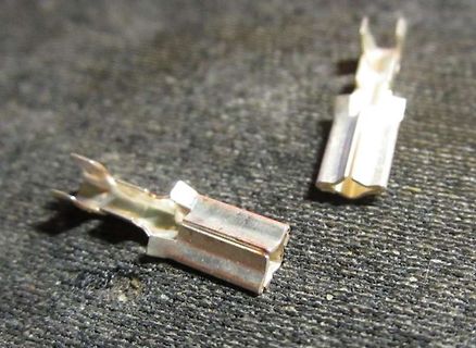Zwei metallische Steckverbinder oder Crimpkontakte