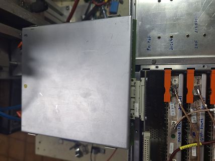Geöffnetes Elektronikgerät mit Metallgehäuse und Steckverbindungen