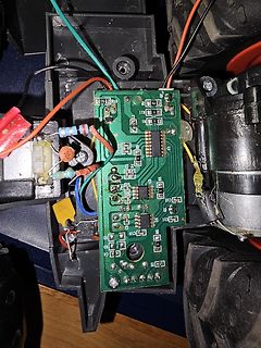Foto einer Leiterplatte mit elektronischen Bauteilen