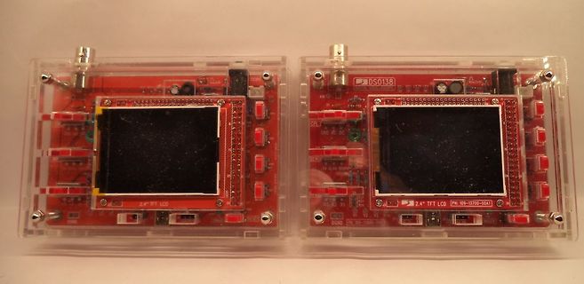 Zwei rote Platinen mit LCD-Displays