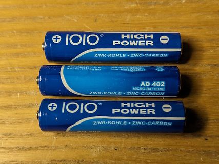 Drei Zink-Kohle Batterien auf Holzuntergrund