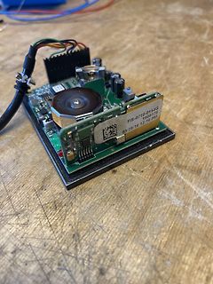 Elektronikmodul mit Aufkleber auf Holztisch