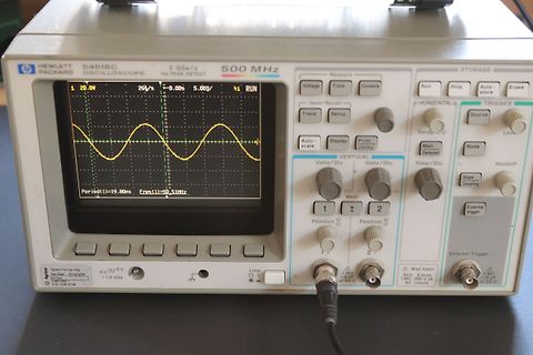 Hewlett Packard 54616C Oszilloskop mit Sinuswelle