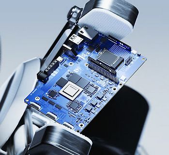 Foto einer blau gefärbten Leiterplatte mit Qualcomm Chip
