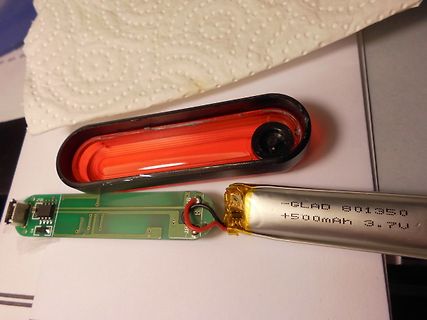Zerlegtes elektronisches Gerät mit Akku und Leiterplatte