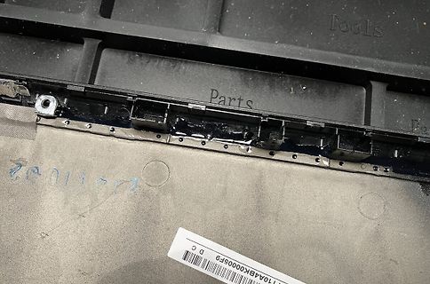 Gehäuseoberseite eines elektronischen Geräts mit Beschriftung