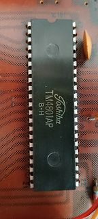 Foto eines Toshiba TM4801AP Mikrocontrollers auf Leiterplatte