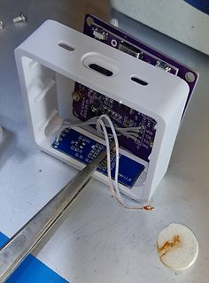 Geöffnetes Elektronikgehäuse mit Leiterplatte und Kabeln