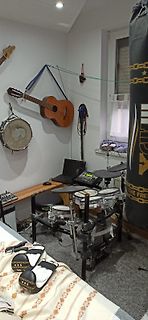 Musikinstrumente und Schlagzeug in einem Raum