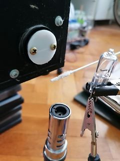 Elektronik-Aufbau mit Krokodilklemme und Bauteilen