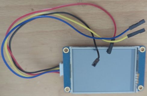 Elektronikbauteil mit bunten Kabeln auf Holzuntergrund