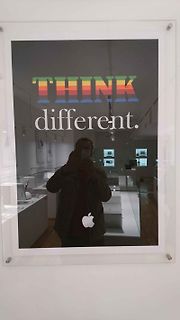 Apple Werbeplakat mit Spiegelung einer Person