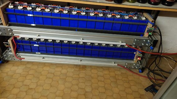 Batteriepack Aufbau auf Aluminiumprofilen