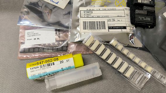Verschiedene elektronische Bauteile in Verpackungen
