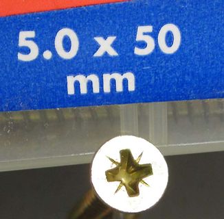 Schraube mit Maßangabe auf Verpackung
