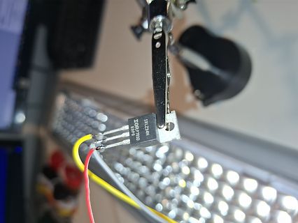 Transistor IRLZ3AN in Krokodilklemme