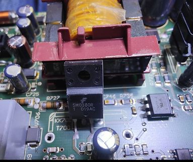 Nahaufnahme einer Leiterplatte mit Transformator und Transistor