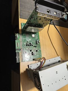 Zerlegte Computerhardware und Netzteil auf Tisch